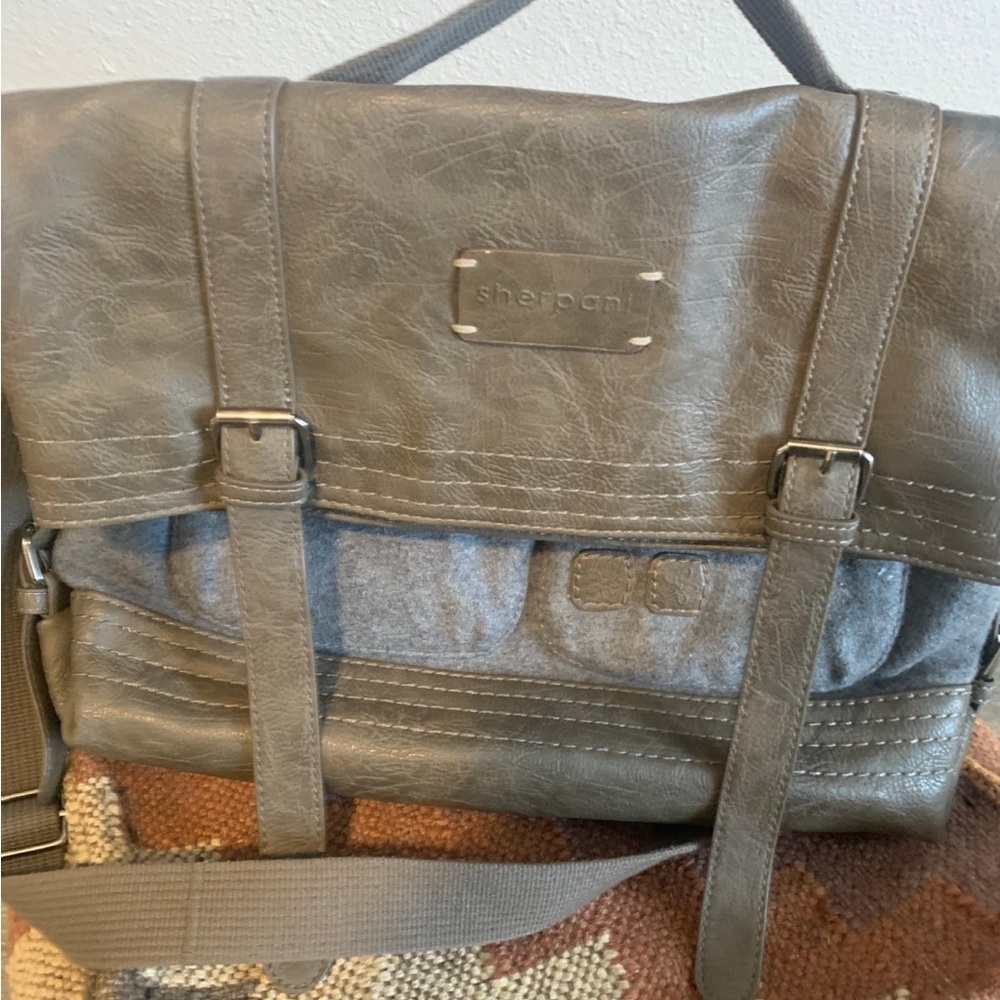 Sherpani | Petra Travel Messenger Bag